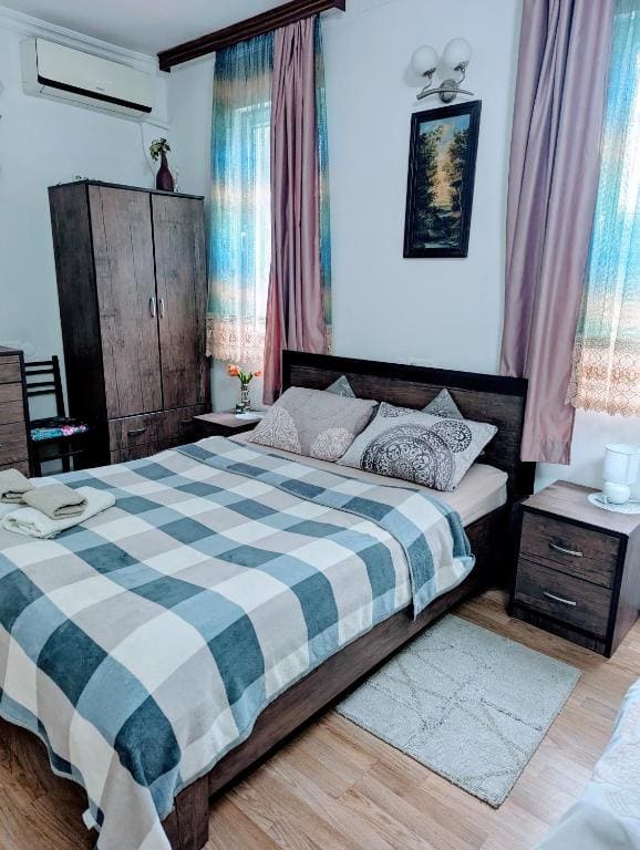 Deluxe Double Room with Shower room - Image 3