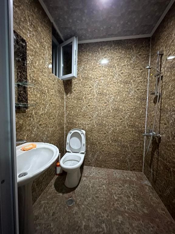 Triple Room with Shared Bathroom room - Image 3