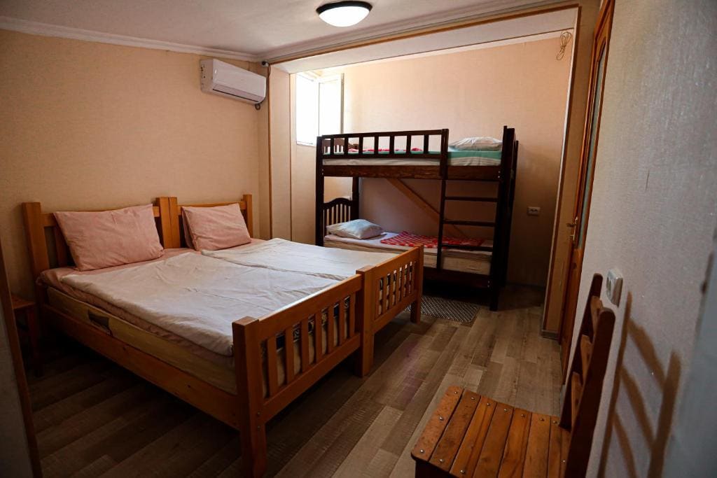 Classic Quadruple Room room - Image 2