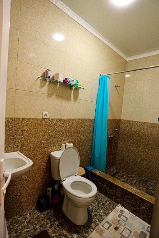 Family Room with Shared Bathroom room - Image 1