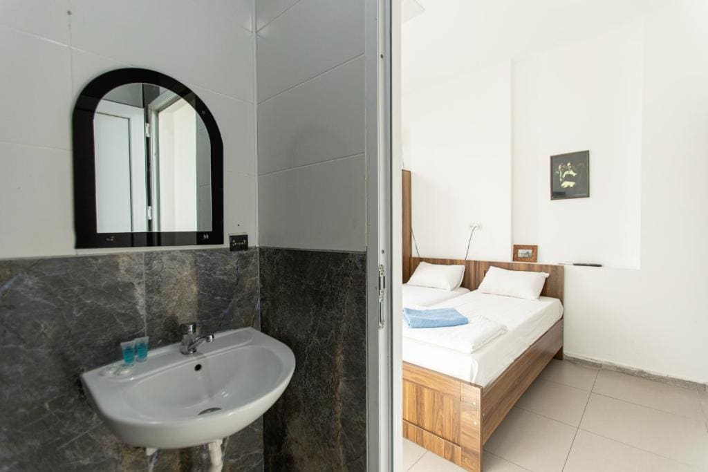 Twin Room with Private Bathroom room - Image 3