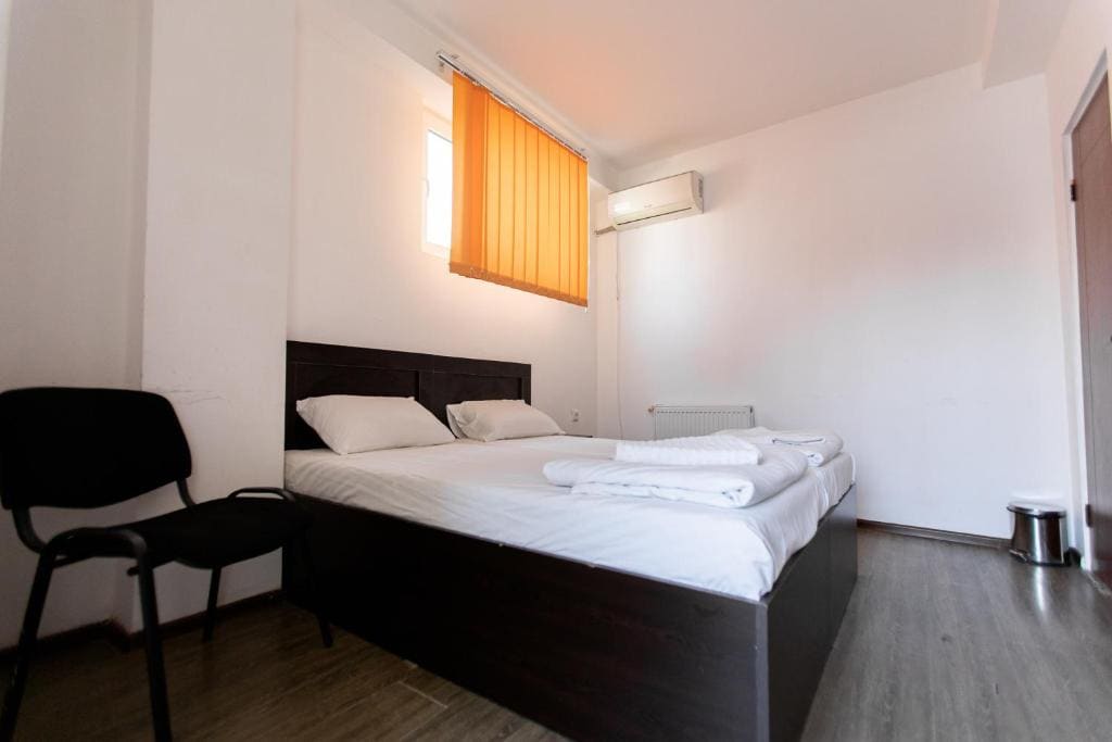 Twin Room with Shared Bathroom room - Image 3