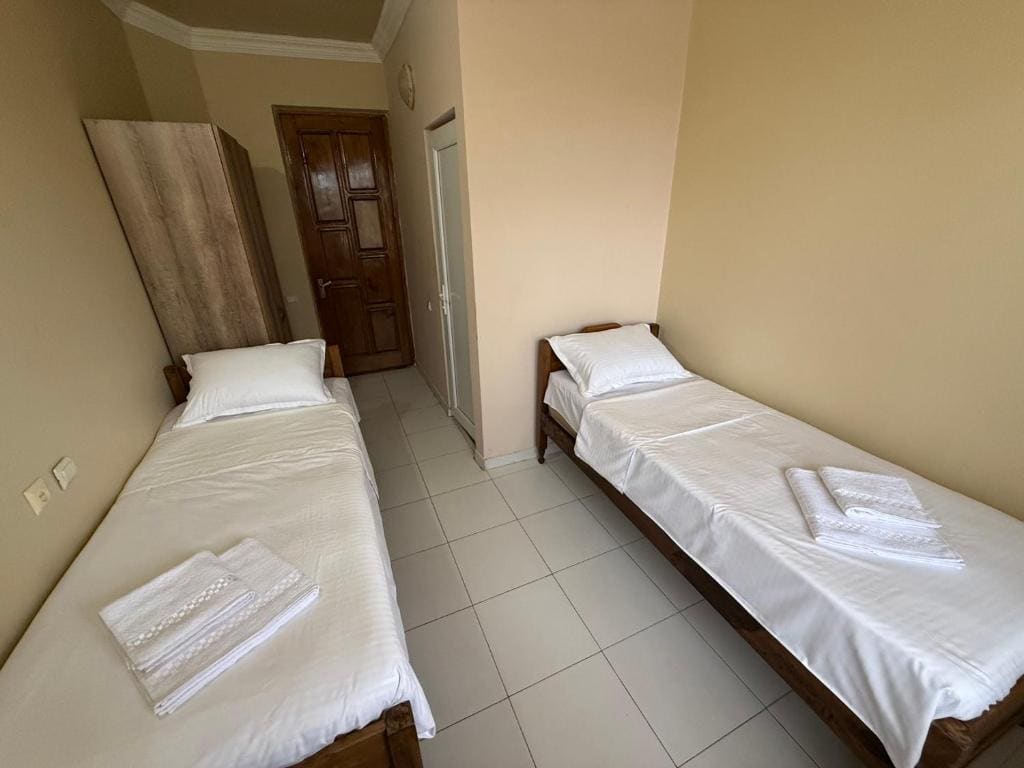 Twin Room with Private Bathroom room - Image 3