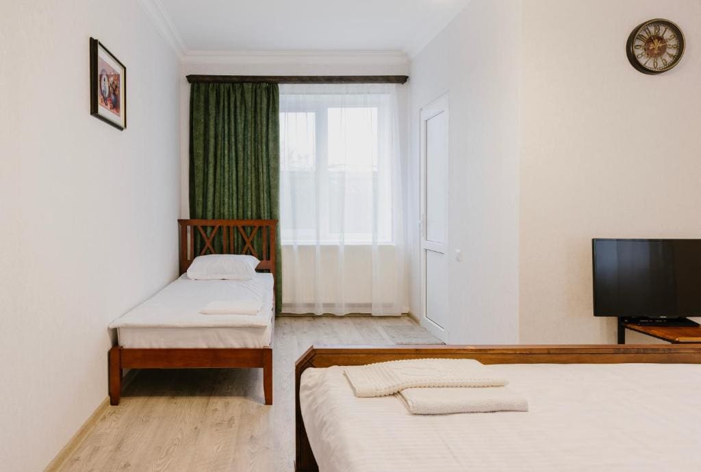 Comfort Triple Room with Shower room - Image 2