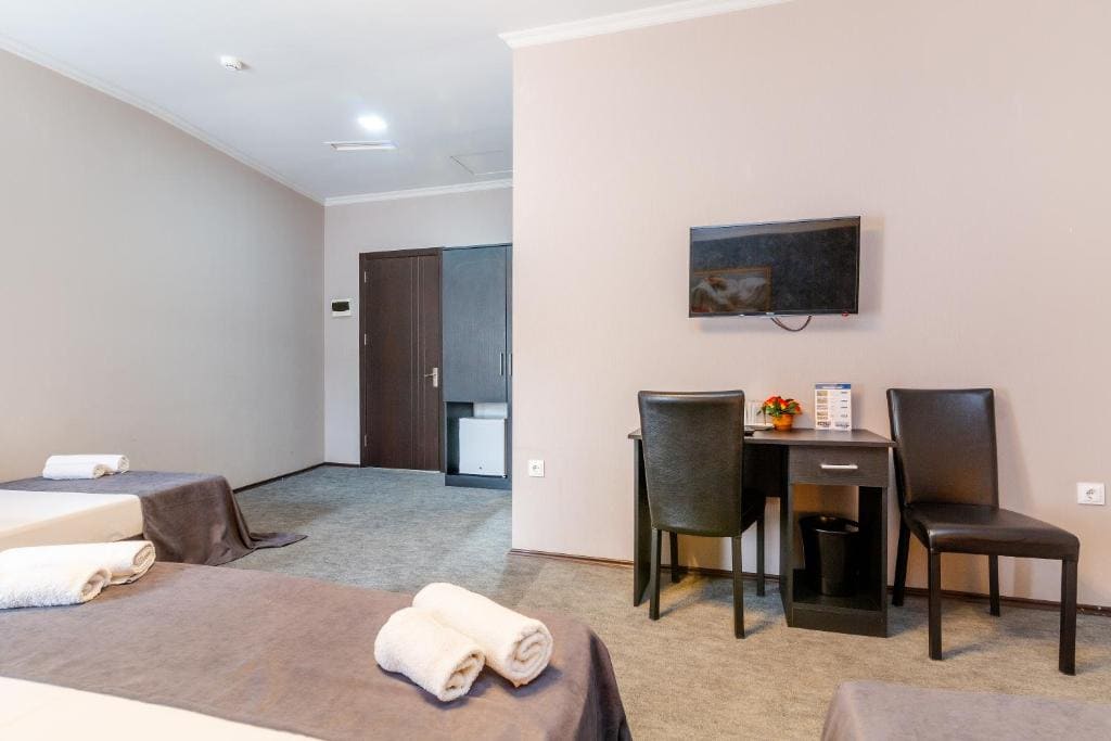 Family Room with Balcony room - Image 2