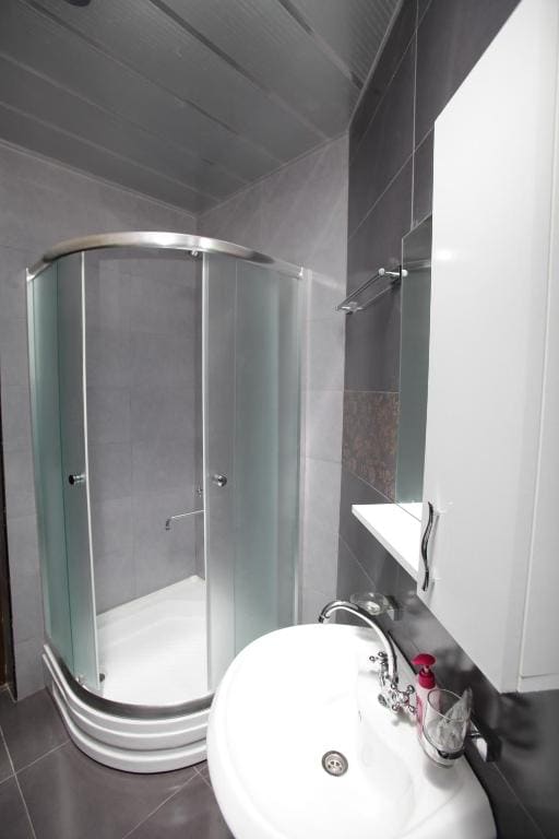 Studio Apartment room - Image 3