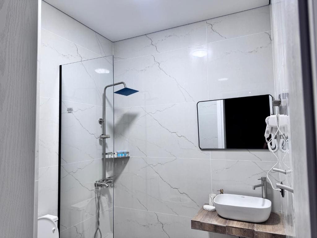 Comfort Triple Room with Shower room - Image 2