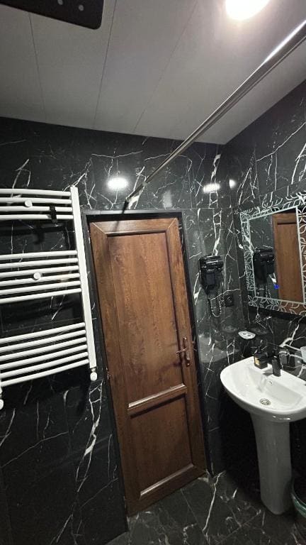 Double Room with Private Bathroom room - Image 2