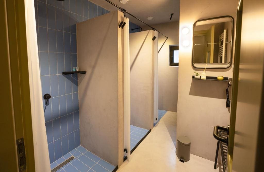 Family Room with Shared Bathroom room - Image 2