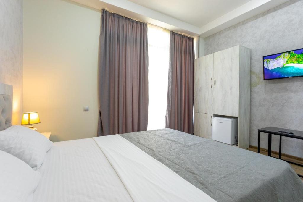 Double Room with Balcony room - Image 2