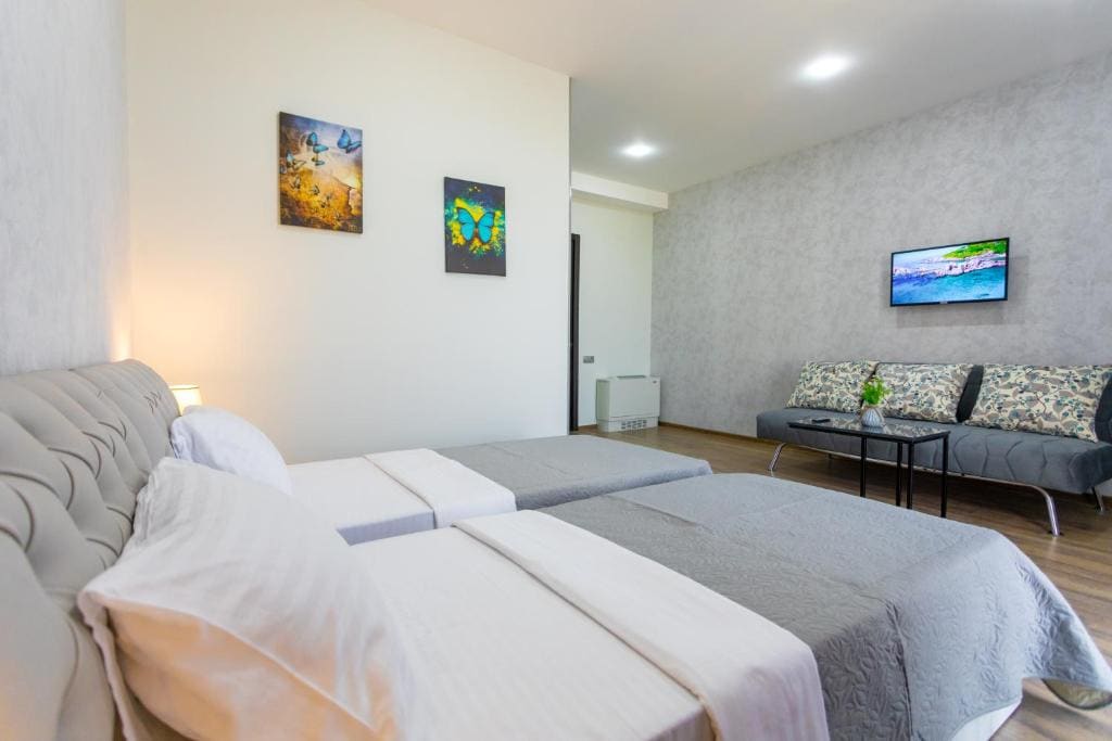 Twin Room with Balcony room - Image 3