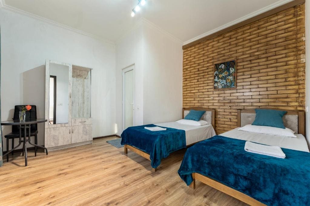 Double Room with Balcony room - Image 2