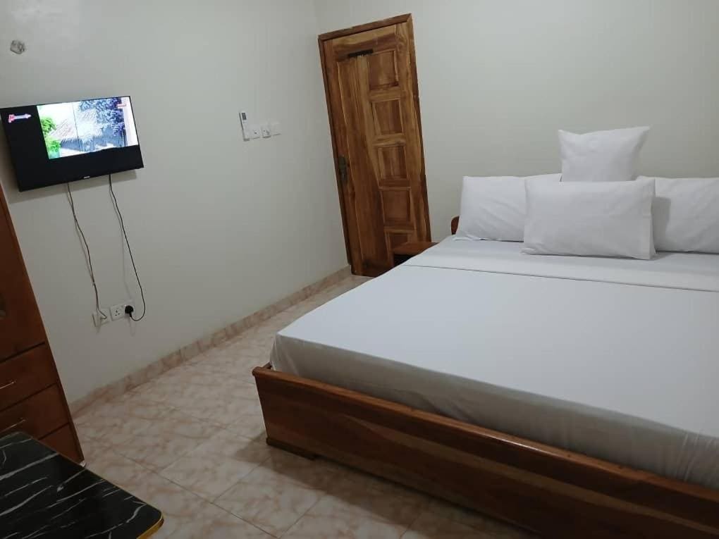 Double Room with Shared Bathroom room - Image 3