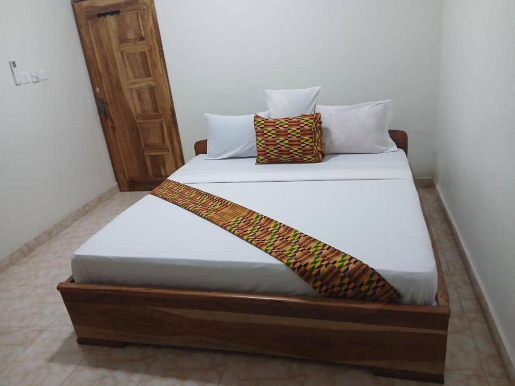 Double Room with Shared Bathroom room - Image 2