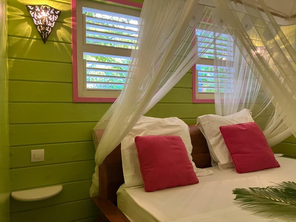 One-Bedroom Bungalow room - Image 1