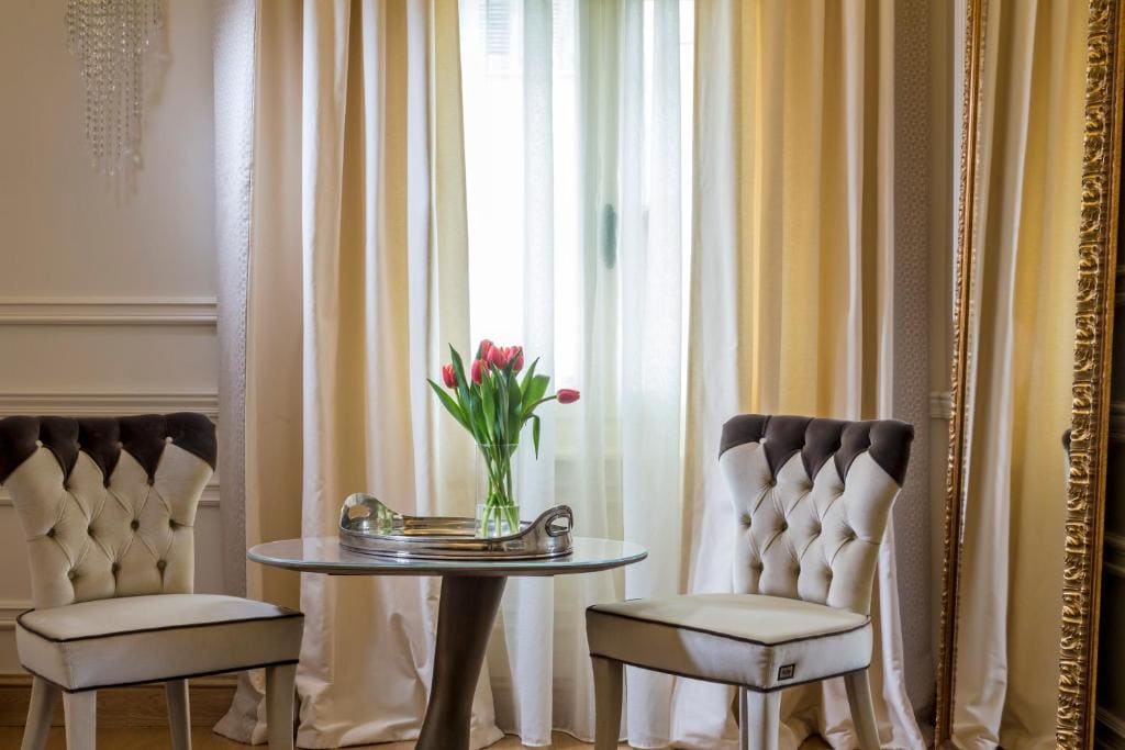 Deluxe Queen Suite room - Image 2