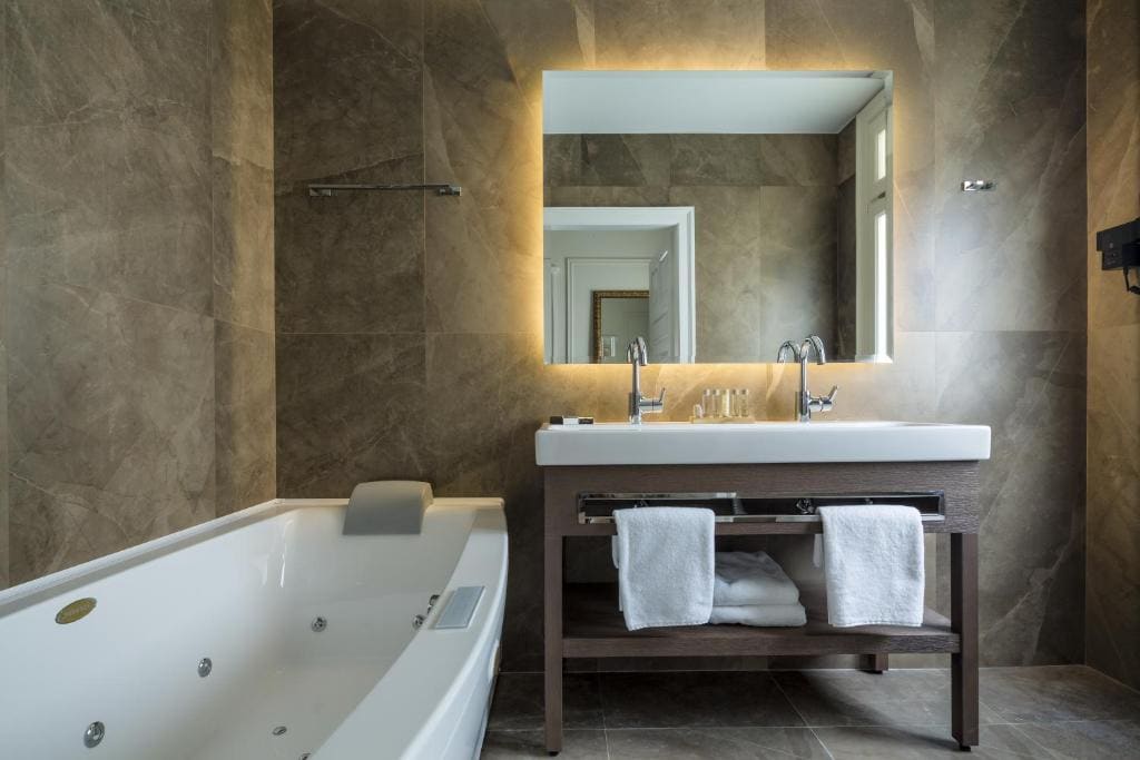 Deluxe Queen Suite room - Image 3