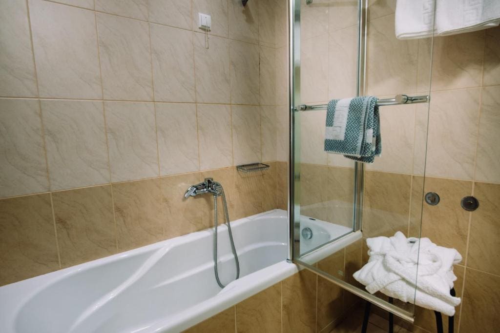 Superior Triple Room room - Image 2