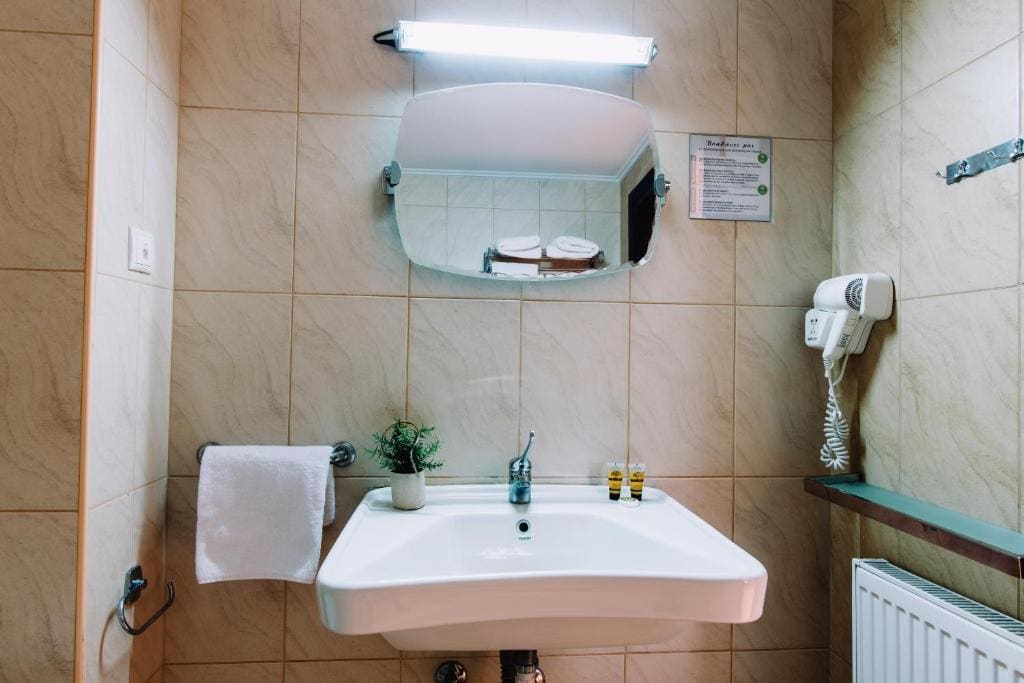 Superior Twin Room - Disability Access room - Image 3