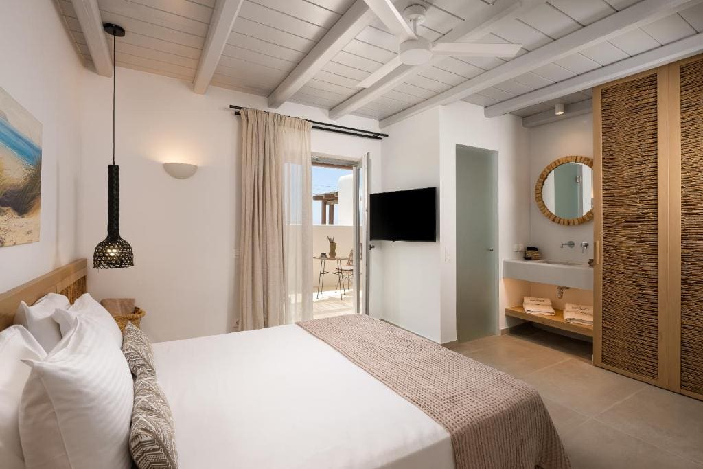 Double Bed Luxury Boutique Suite with Private Plunge Pool room - Image 3