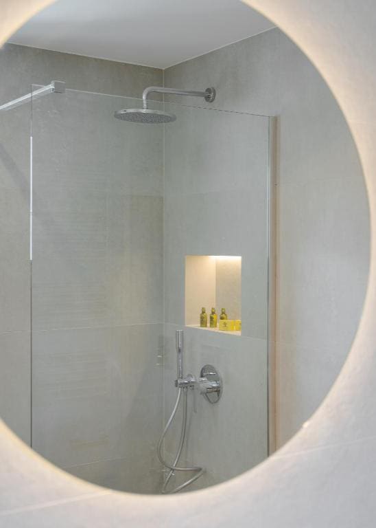 Deluxe Suite room - Image 3