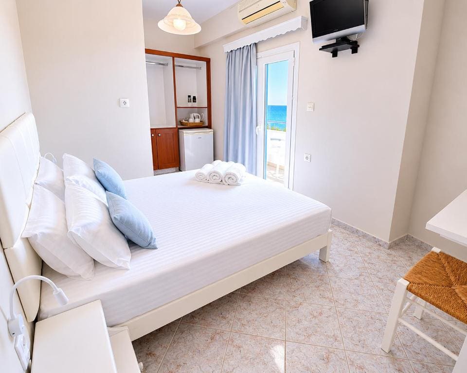 Double Room with Balcony and Sea View room - Image 3