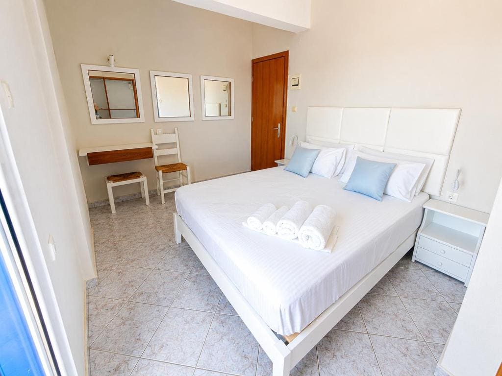 Double Room with Balcony and Sea View room - Image 2