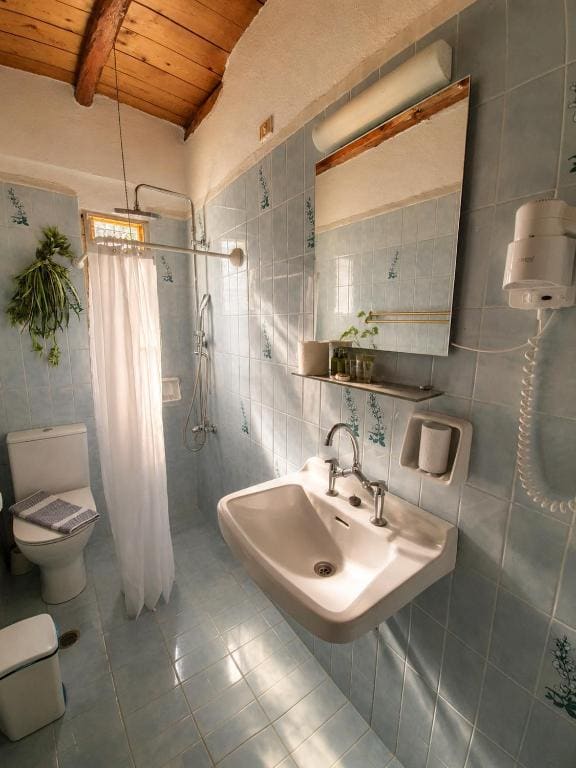 Double or Twin Room with Partial Sea View room - Image 3