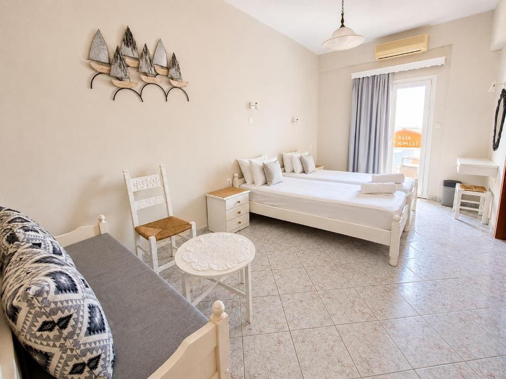 Superior Twin Room with Sea View room - Image 2