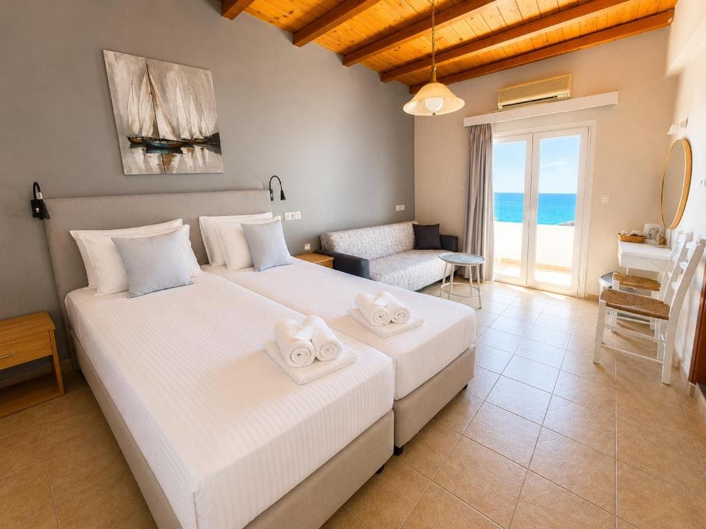 Superior Twin Room with Sea View room - Image 3