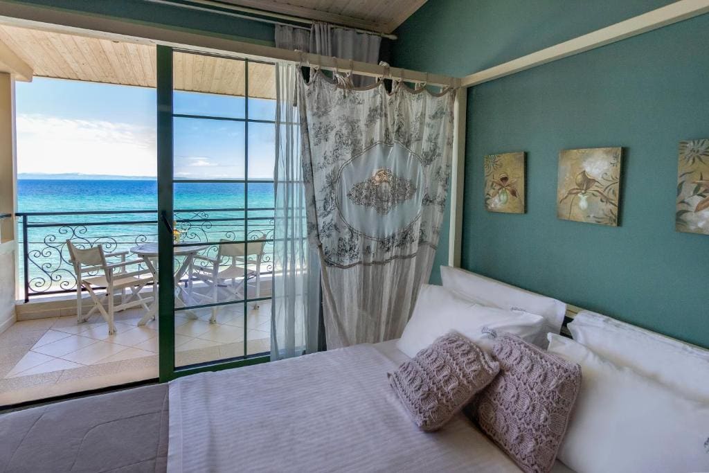 Double Room with Balcony and Sea View room - Image 2
