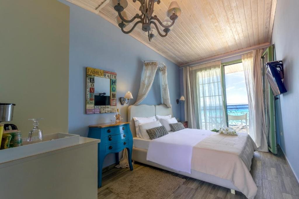 Double Room with Balcony and Sea View room - Image 3