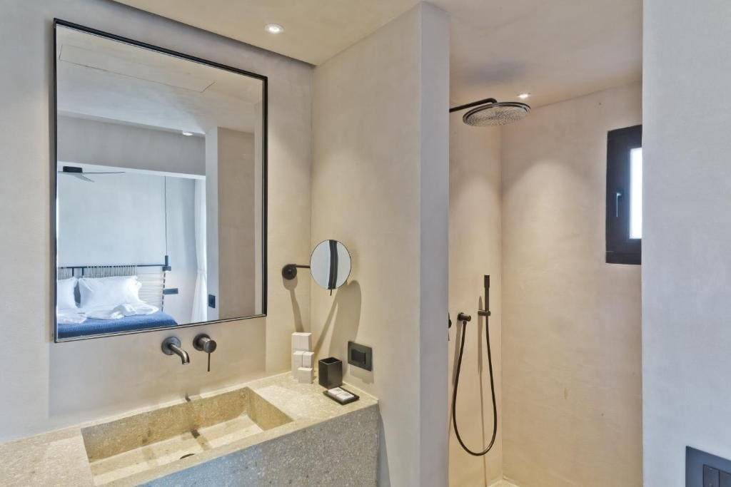 Double Room with Balcony and Sea View room - Image 3