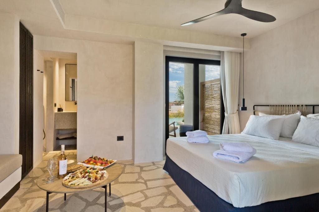 Double Room with Pool View room - Image 1