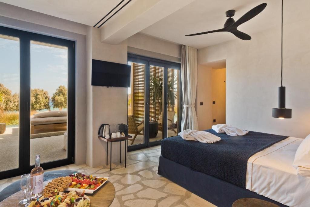 Double Room with Pool View room - Image 2