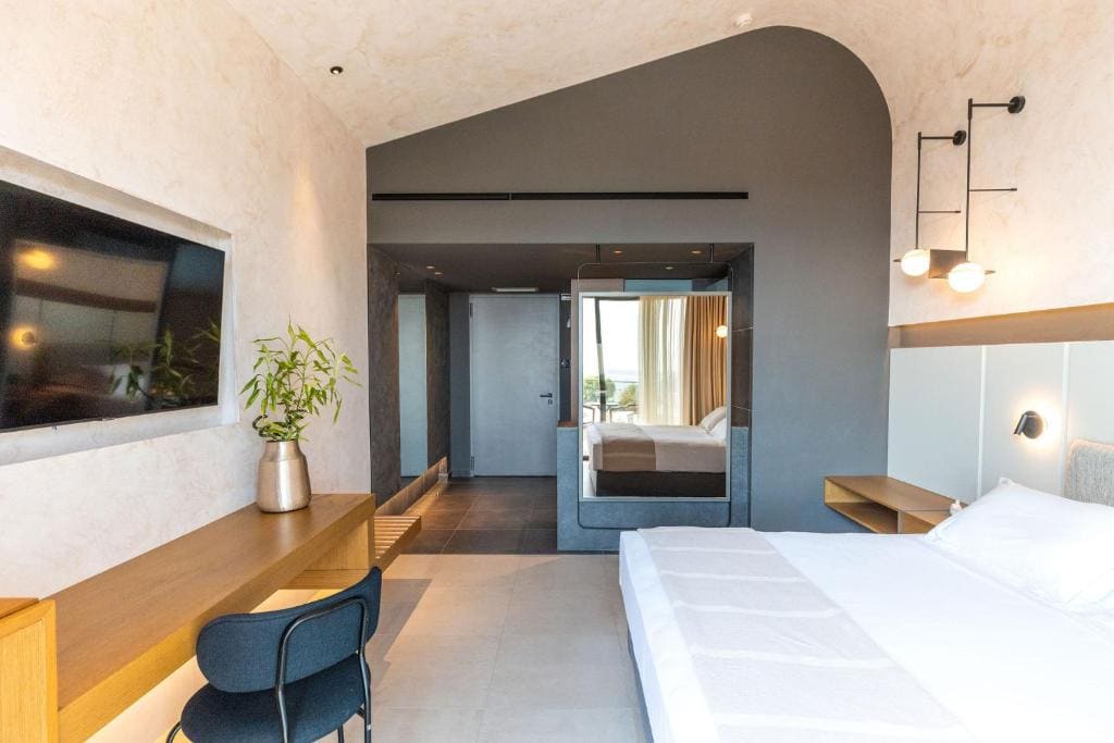 Deluxe Double Room with Side Sea View room - Image 3