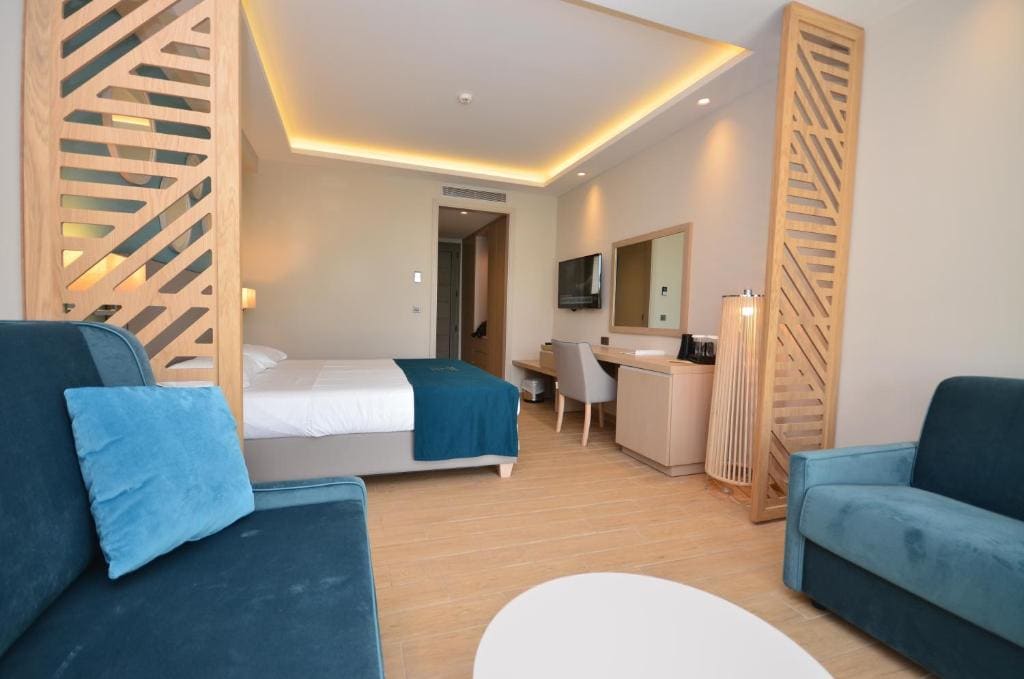 Junior Suite Open Plan - Swim up room - Image 2