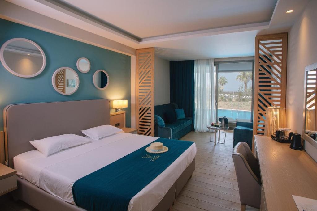 Junior Suite Open Plan - Swim up room - Image 1