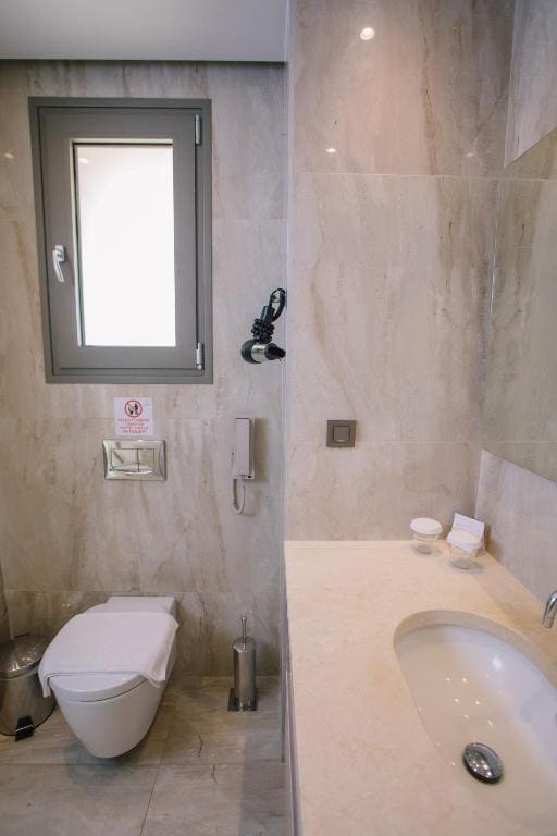 Junior Suite Open Plan - Swim up room - Image 3