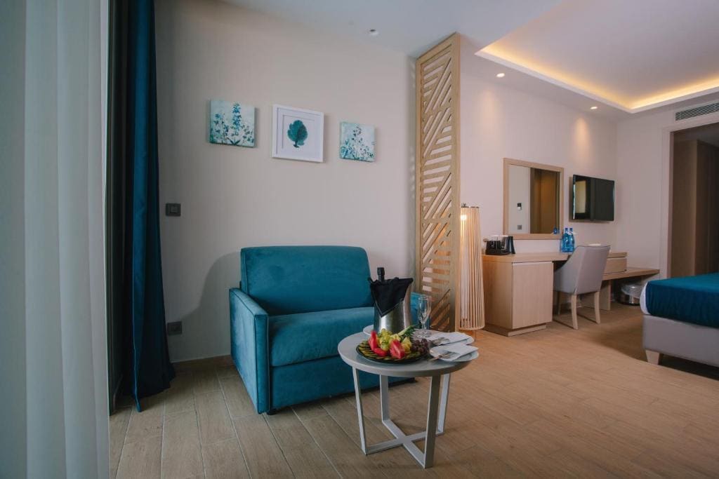 Junior Suite Swim up - Sharing Pool room - Image 2