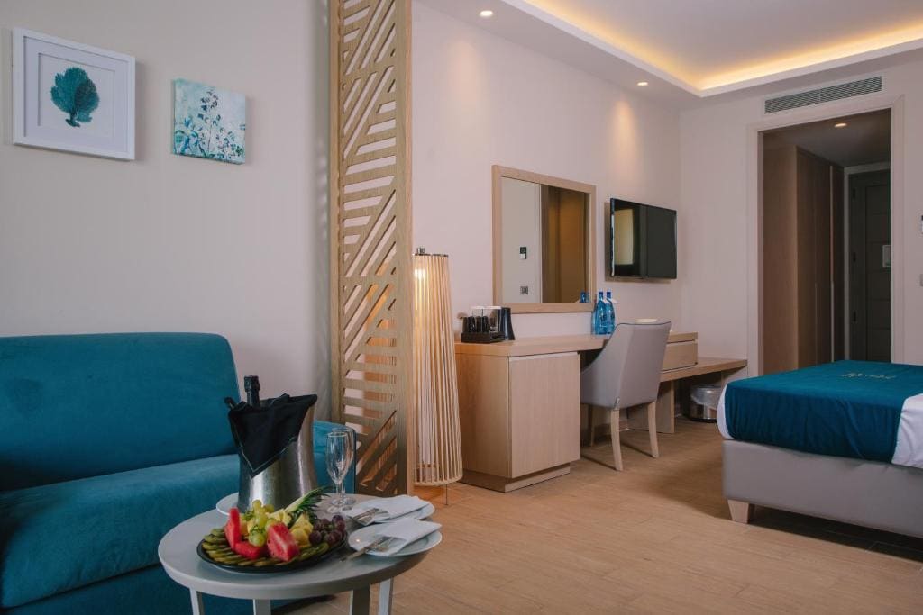 Junior Suite Swim up - Sharing Pool room - Image 1
