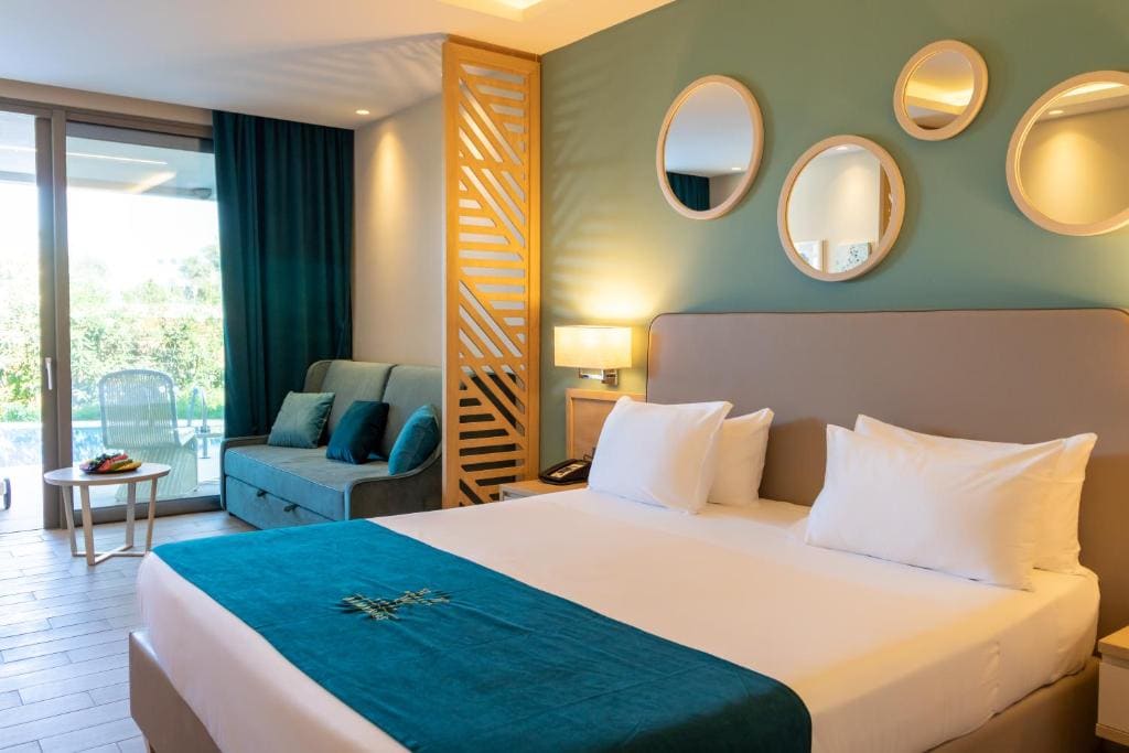Junior Suite with Shared Pool room - Image 3