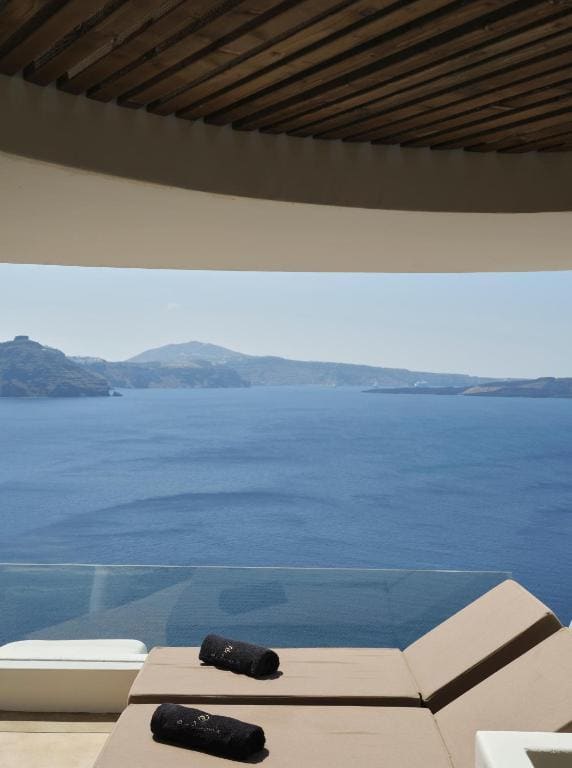 Deluxe Suite with Indoor Hot tub room - Image 1