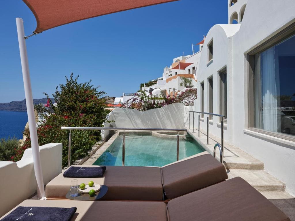 Exclusive Suite with Infinity Pool room - Image 2