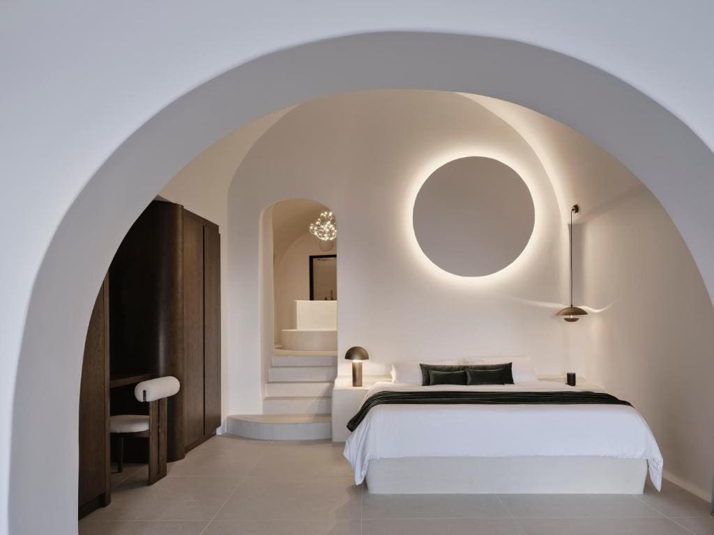 Deluxe Suite with Hot Tub and Caldera View room - Image 2