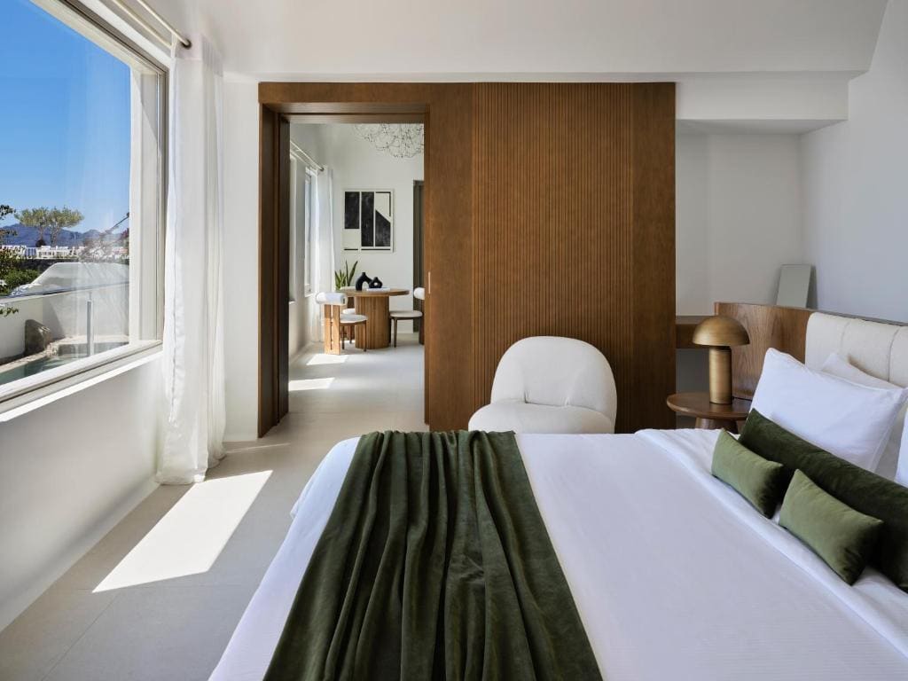 Exclusive Suite with Infinity Pool room - Image 3