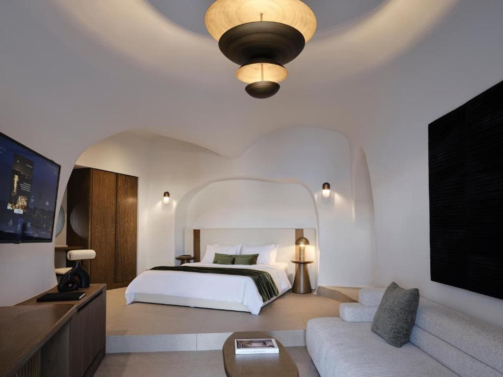 Deluxe Suite with Indoor Hot tub room - Image 3