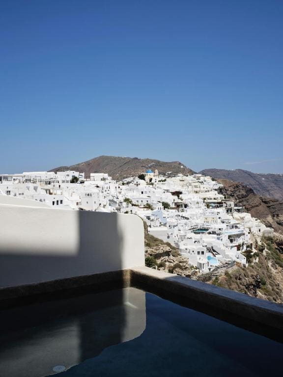 Superior Suite with Sea View and Infinity Pool room - Image 1
