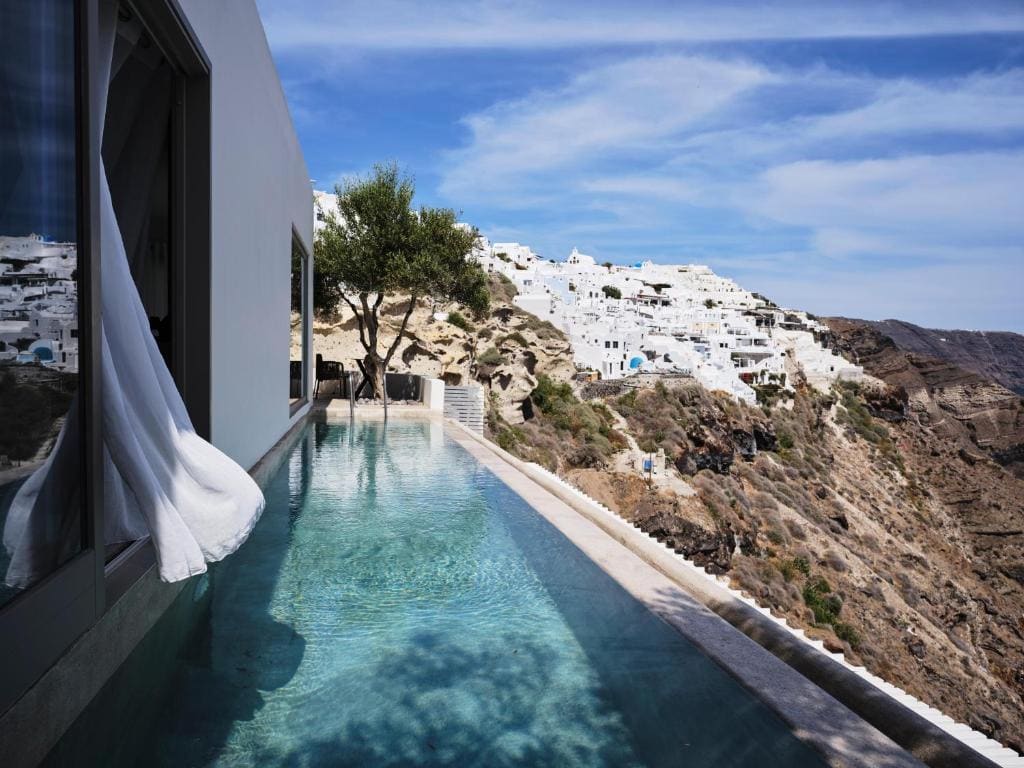 Exclusive Suite with Infinity Pool room - Image 1