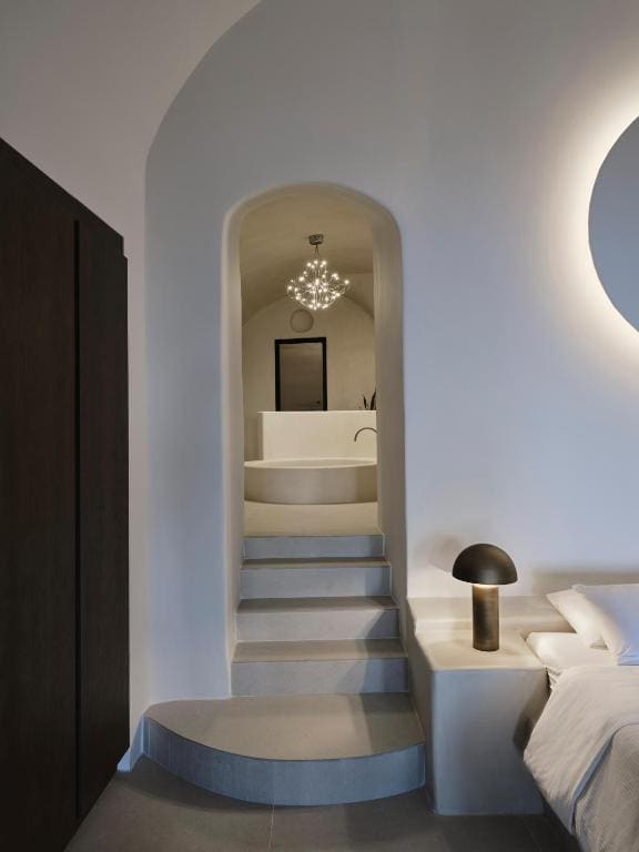 Deluxe Suite with Hot Tub and Caldera View room - Image 3